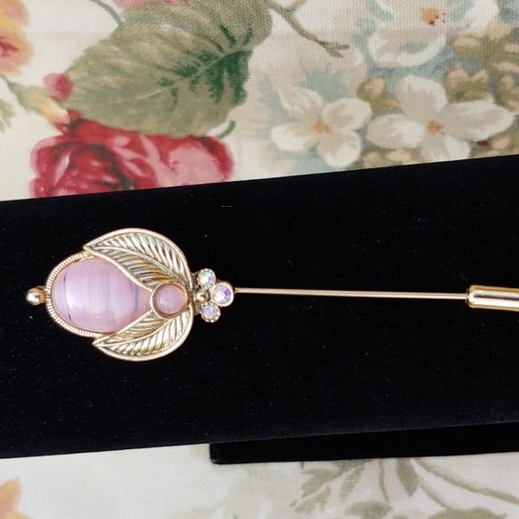 Vintage Style Oval Pink Feather Brooch in Pink and Gold Tone - Picture 6 of 12